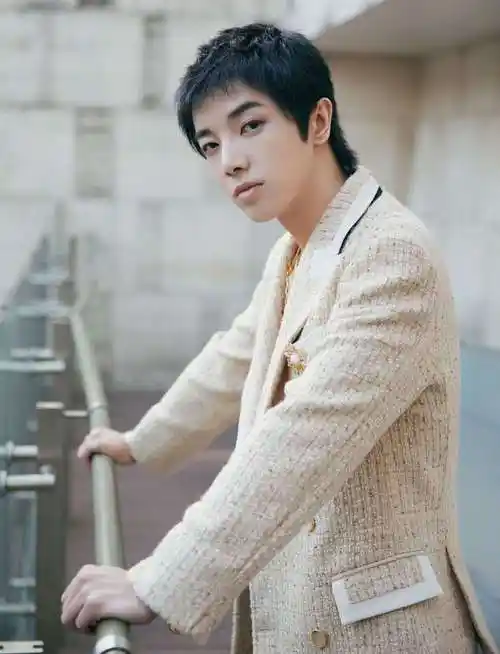 华晨宇短发造型 男友力十足!