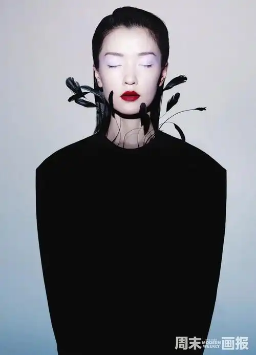 超模杜鹃周末画报封面大片标志性冷冽气质沁人心脾
