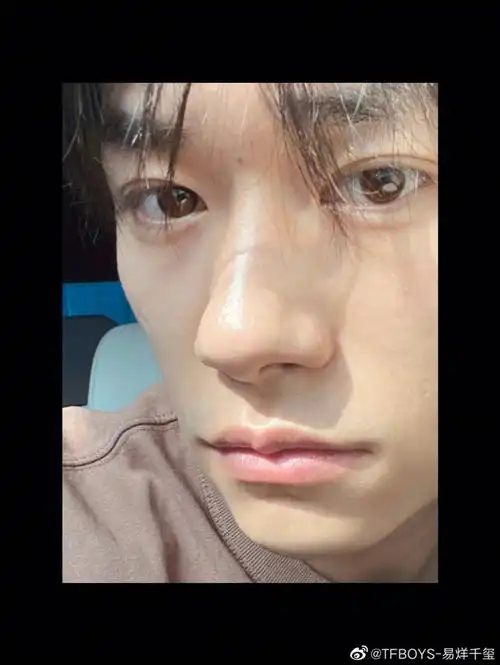 易烊千玺  #易烊千璽  吼吼吼吼吼吼今晚才注意到我这颗眉心痣哈构