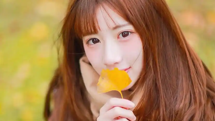 成熟卷发迷人美女私房写真高清壁纸2下载