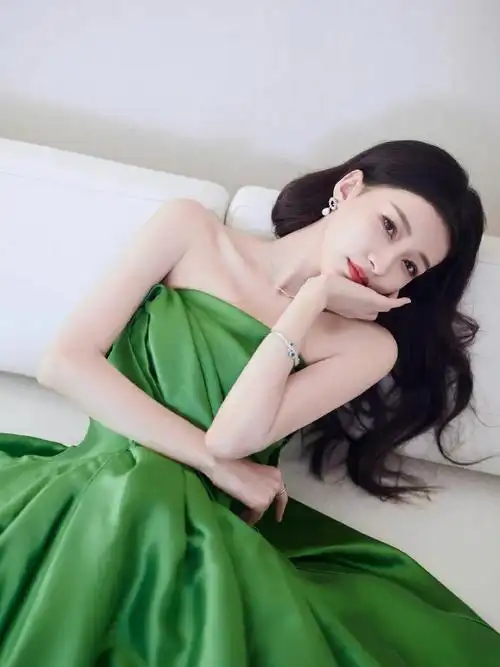 孙怡一袭绿色露肩缎面礼服