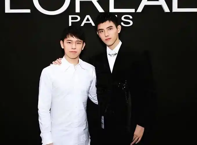 哥哥陈雨昂的身高没有得到父亲的真传,陈飞宇倒是跟陈凯歌一样都是