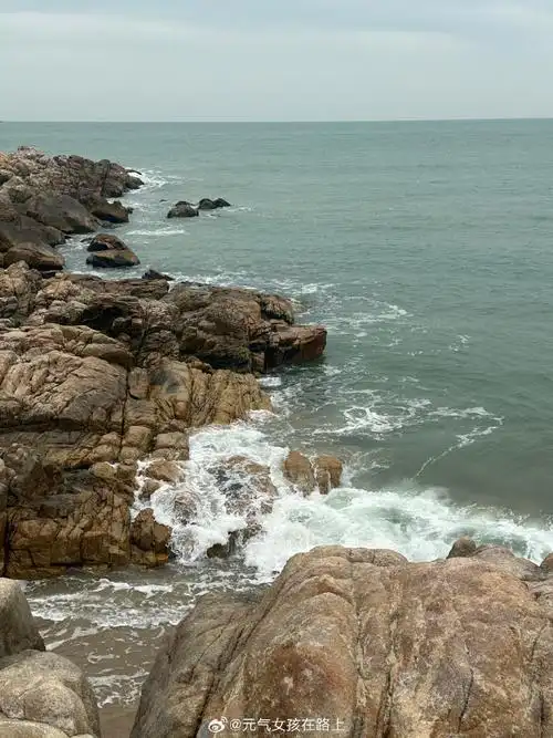 阴天下着小雨的海边也别有一番美丽  时常看海也总会被大海治愈