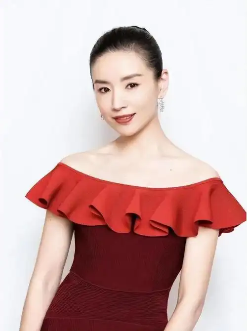 哪家媒体这么勇?董洁的照片不p就放出来,这状态好真实!|短裙|裙子|无