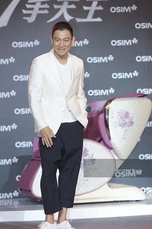 刘德华穿白色西装配黑色九分裤现身活动 一颦一笑天王气势十足