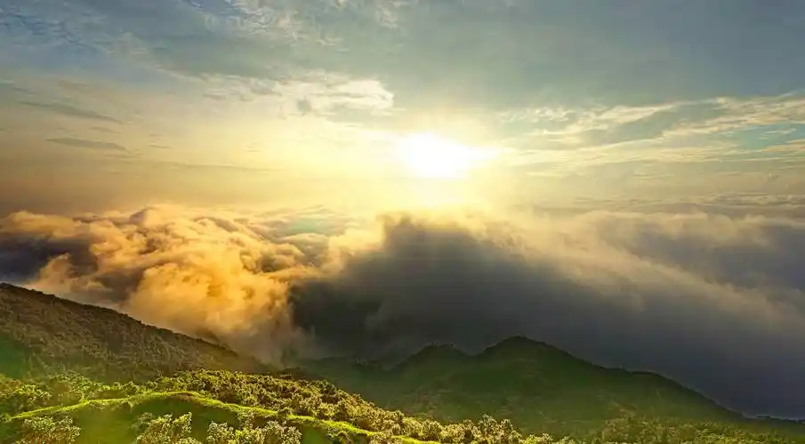 雾锁山峰景色美如画(风车山)