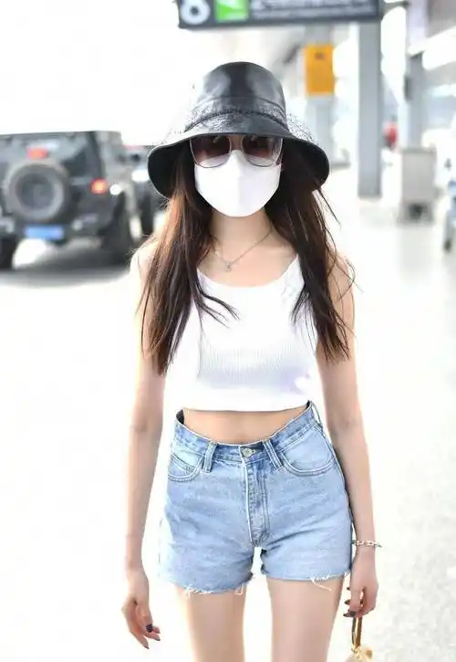 还有的就像张天爱这款露脐装一样,就在腰腹部露出一条比较精致的线条.