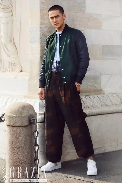 蒋劲夫街拍漫步米兰街头 化身工装少年元气十足