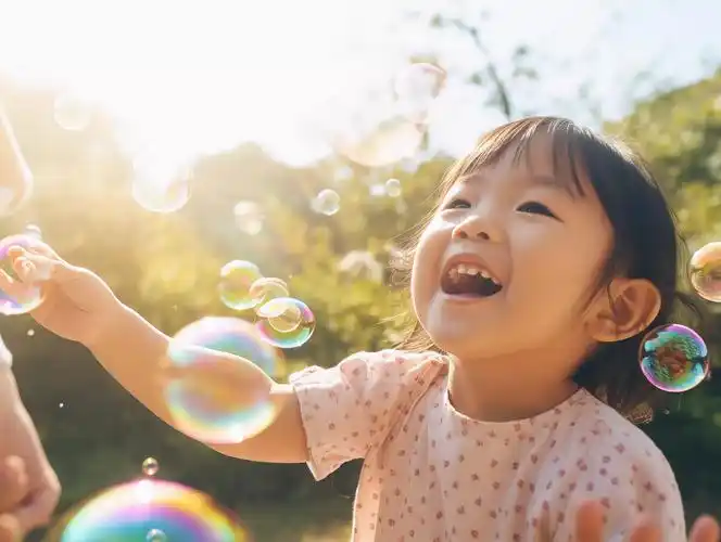 儿童小女孩伸手抓泡泡快乐幸福的未成年儿童小学生笑容嬉戏玩耍