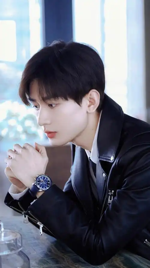 成毅#gzs饭修精致五官 绝好身材皮衣淇淇子就很随性洒脱 气质非凡