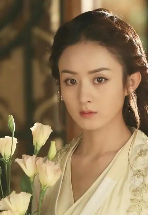 赵丽颖2月19日遛娃照曝光儿子身高暴增和颖宝牵手互动超有爱