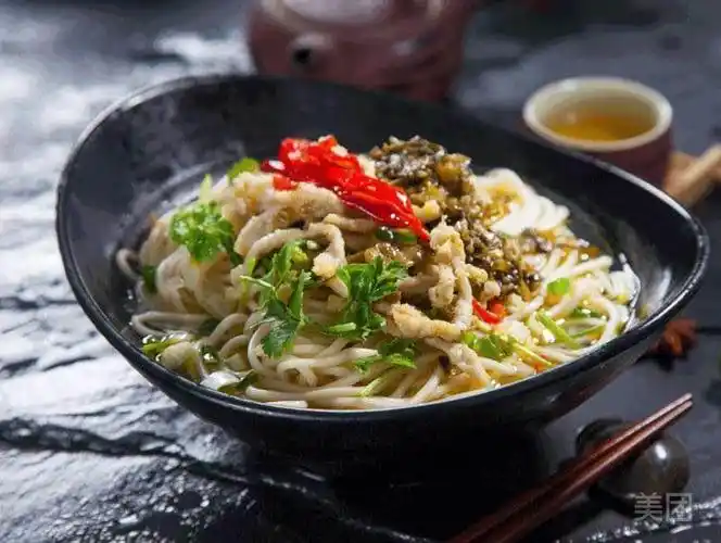 老坛酸菜肉丝面图片
