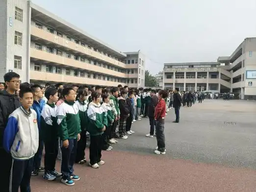 追逐理想之光 绽放青春光彩 ——肥东县城关中学举行升旗仪式暨国旗下