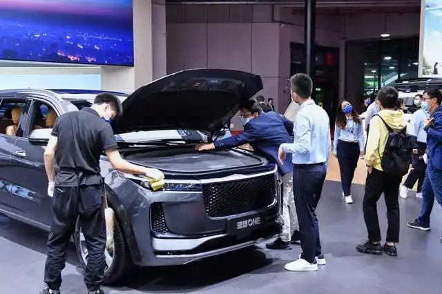 ota升级后的理想one亮相上海车展,6车色全亮相,内部大空间可k歌