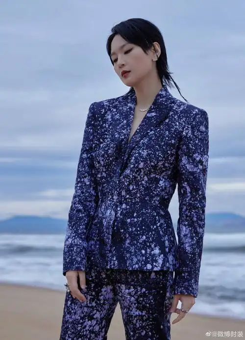 周笔畅泼墨西装造型##周笔畅海边情绪大片