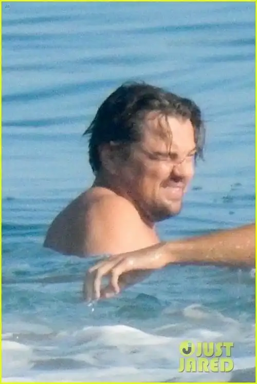 小李子又发福了外媒曝光莱昂纳多海边玩水照