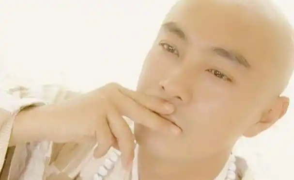 剧中张卫健扮演如尘(无花)了解一下,这扮相请原谅小编抛弃小齐哥一秒