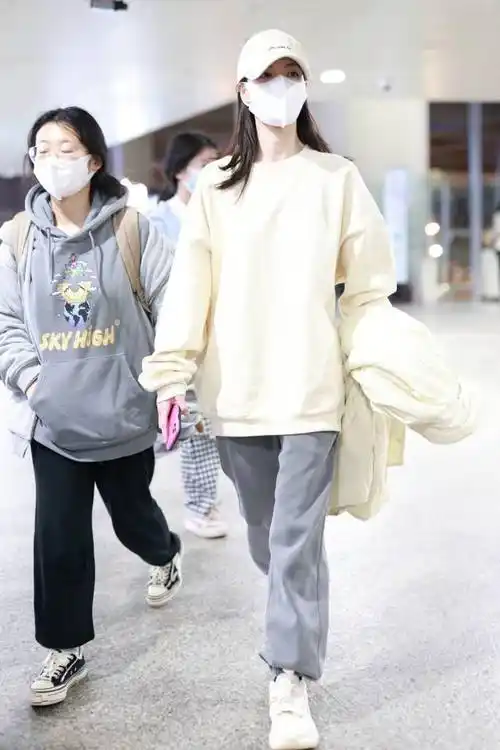 钟楚曦着白色卫衣现身机场 搭配同色系鸭舌帽运动风十足_棒球帽_灰色
