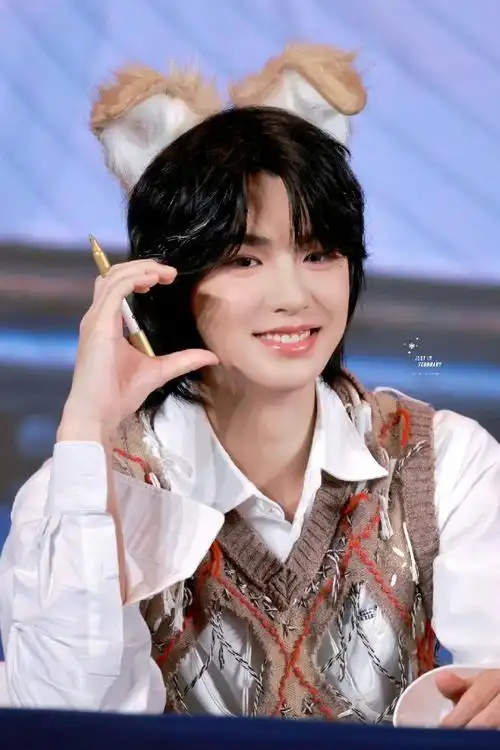 黄明昊签售会好可爱的小狗脸蛋比心超甜!