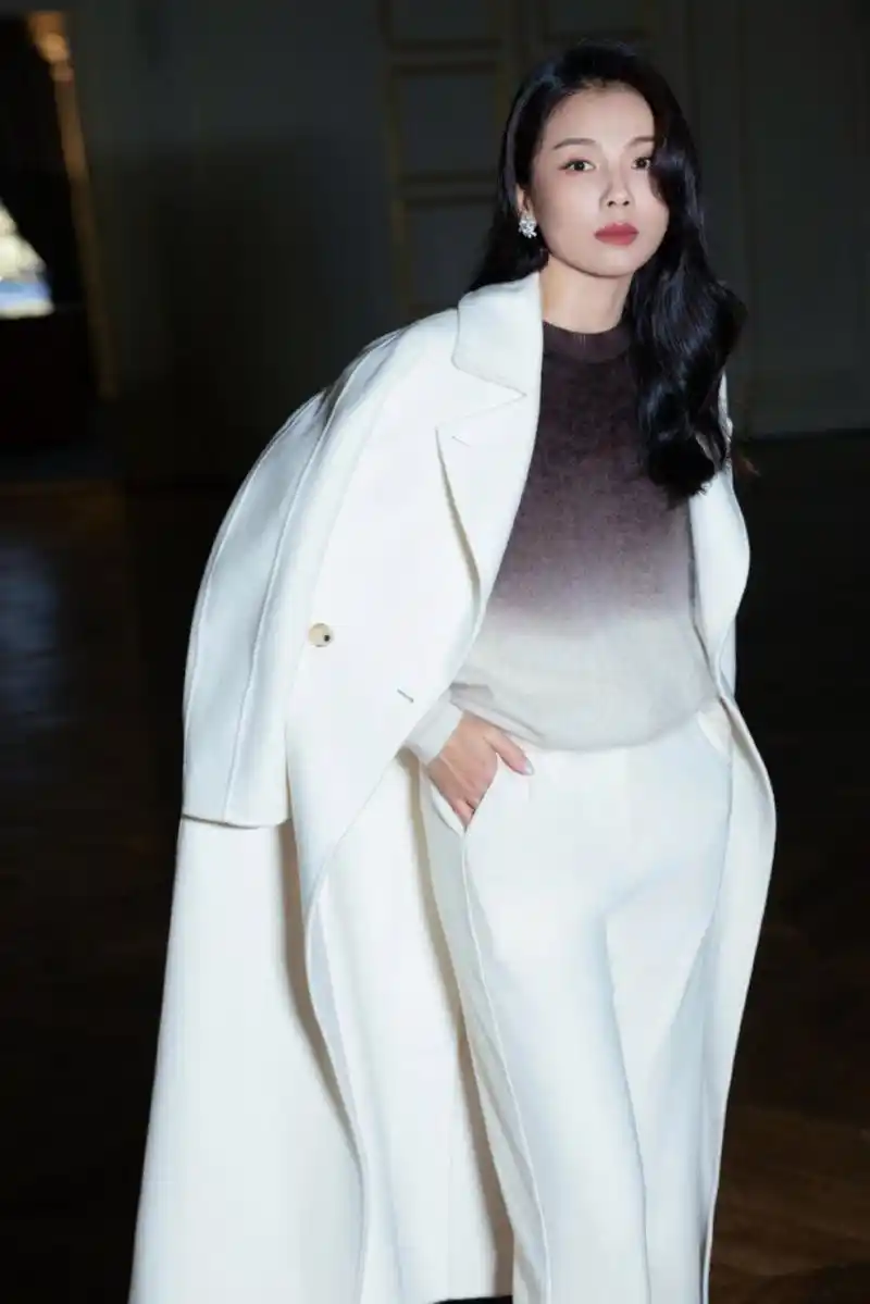 刘涛白色西装写真,优雅知性让人一见倾心,堪称内娱明星典范!