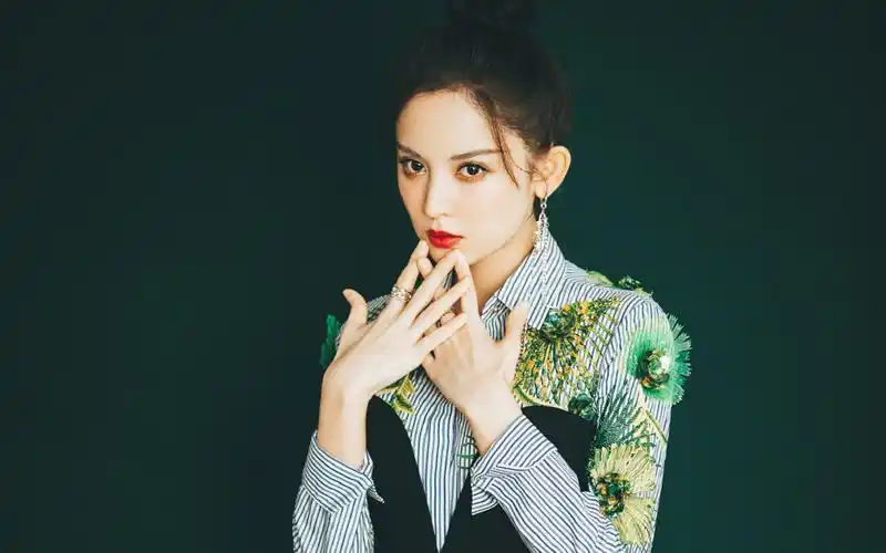 古力娜扎精致优雅写真桌面壁纸