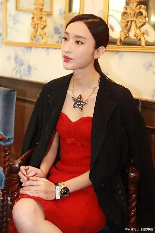 张俪:大腿魅力尽显,造型引人瞩目!