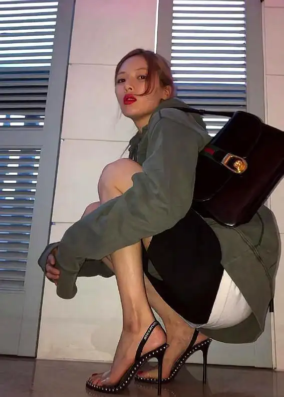 女神泫雅晒照 白色短裙 细高跟 大秀修长蜘蛛腿