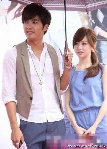 有台湾媒体爆料,王心凌与贺军翔私下面和心不合