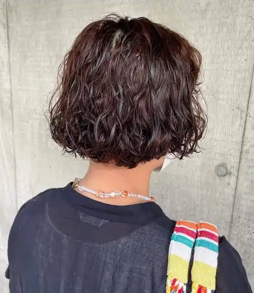 这种发型既保留了波波头的俏皮可爱,又融入了羊毛卷