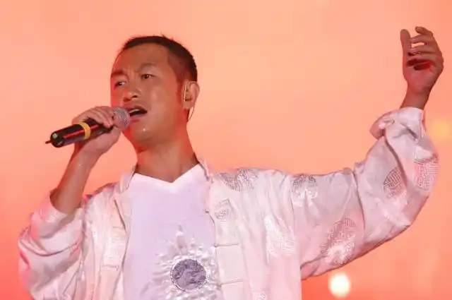 他本是优秀歌手,因《大中国》一夜成名,34岁却死在了母亲怀里