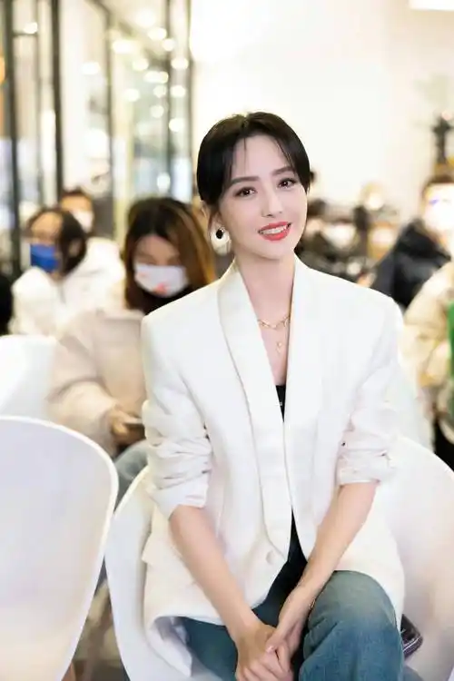 佟丽娅亮相活动,白色西装搭配牛仔裤,随性优雅又干练!_造型_气质_显得