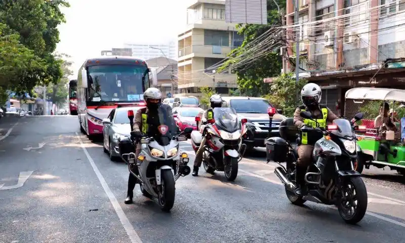 警车开道 感受异国文化