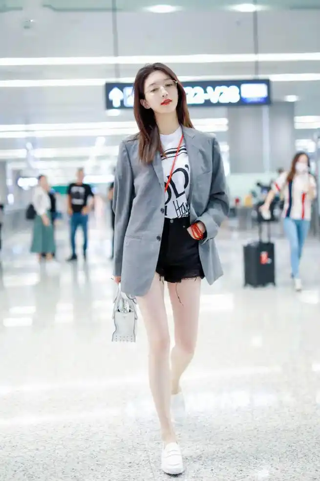 江疏影穿碎花短裙好高级缺少点少女感知性韵味更迷人