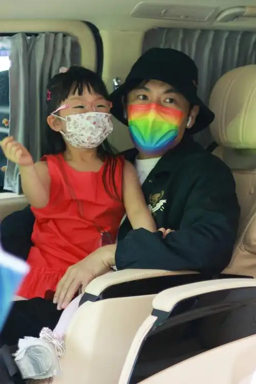 秦昊获女儿小米粒接机 小公主坐爸爸怀里超级乖