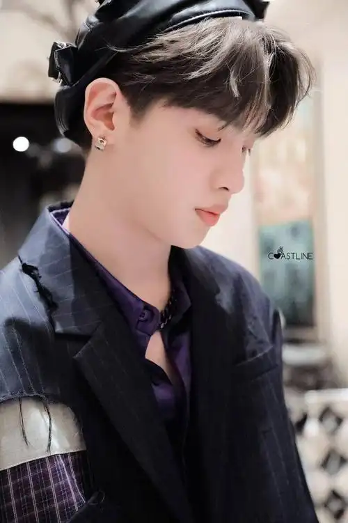 延迟来看昨日黄明昊《这!就是潮流》上班饭拍 贝雷帽小王子重出江湖!