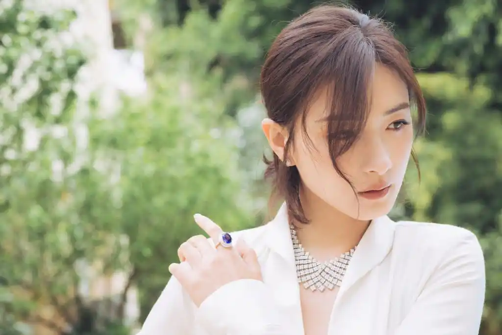 万茜清爽帅气写真图片