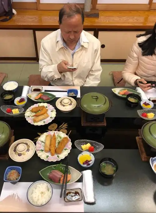 在日本的乡村民宿,吃饭前不忘照张照片,留下美好的回忆.