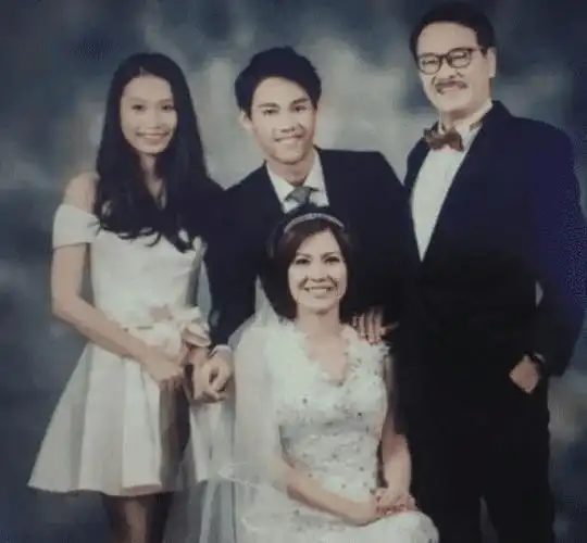 吴孟达小儿子吴韦仑现身医院见其最后一面 戴口罩双眼泛红