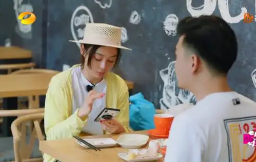 袁姗姗打饱嗝面露尴尬,张戈机智解围获欣然称赞,男生该学学