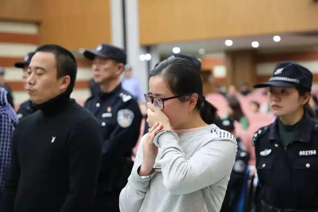栽了90后女黑老大庭审现场流下悔恨的泪水