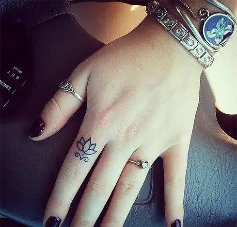 女性手指关节上的小清新微型纹身图案