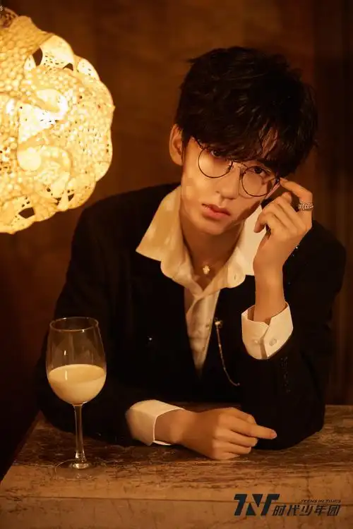 时代少年团超话99#元气爱豆的日常#雅致西装点缀锋芒,举手投足勾勒