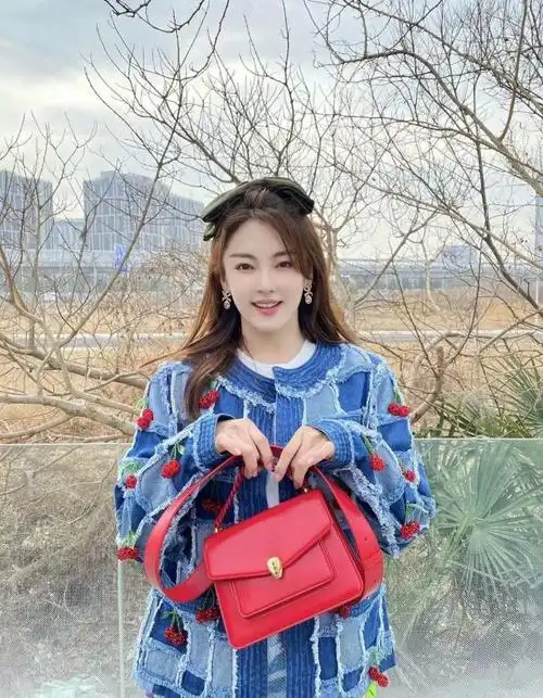 张雨绮穿搭忒少女风,蓝色外搭加上绿色蝴蝶结配饰,忒减龄