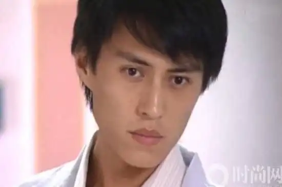 靳东十年前偶像剧照青涩帅气 网友:年纪大更有味道