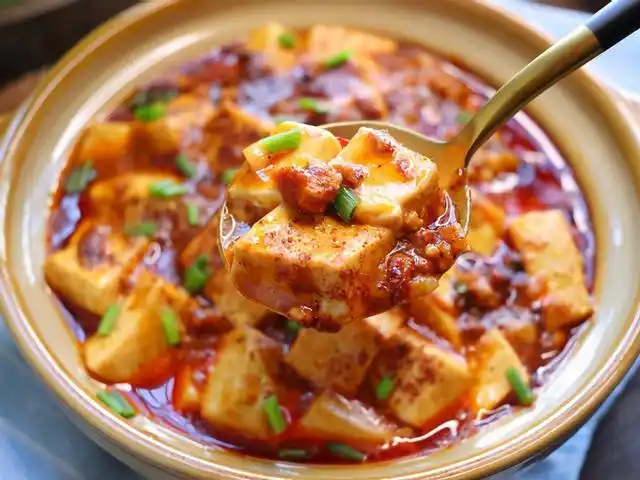 川菜经典的麻婆豆腐嫩滑可口香辣下饭一上桌家人就抢着吃