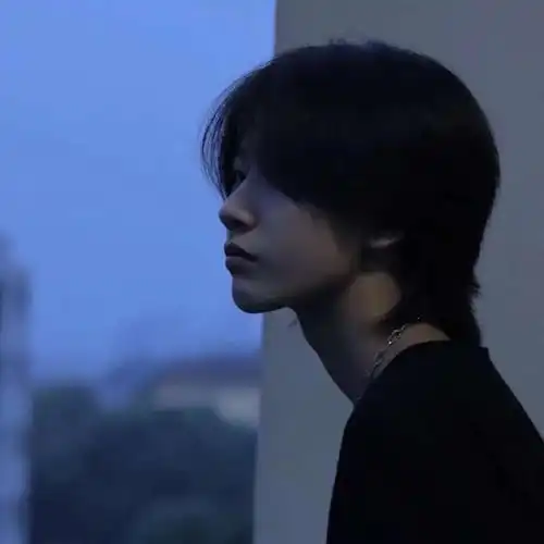 男生头像成年人的世界总在下雨