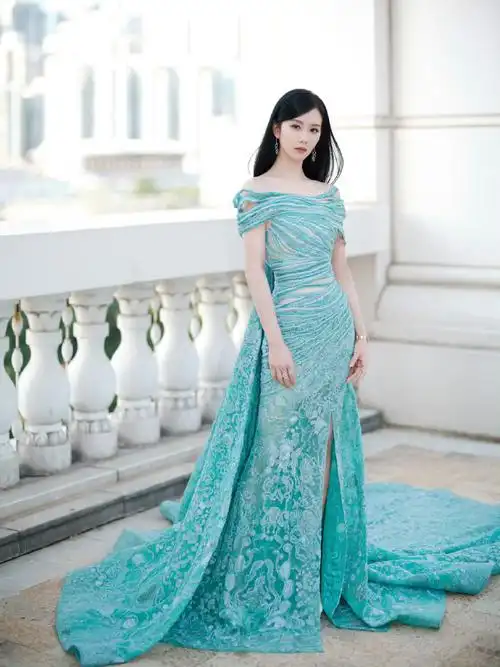 尖叫之夜红毯##刘诗诗梦幻蓝一字肩礼服##刘诗诗孔雀蓝露肩礼