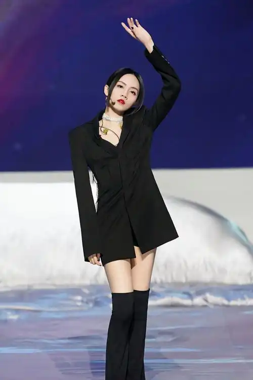 【#乘风2023#ep04微直播】黑西装低马尾,自在唱跳好开心跟着@刘惜君去