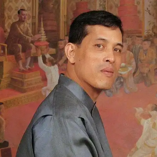 泰国王室发照庆祝国王67岁生日!泰王沉迷于后宫,王后不想演戏了