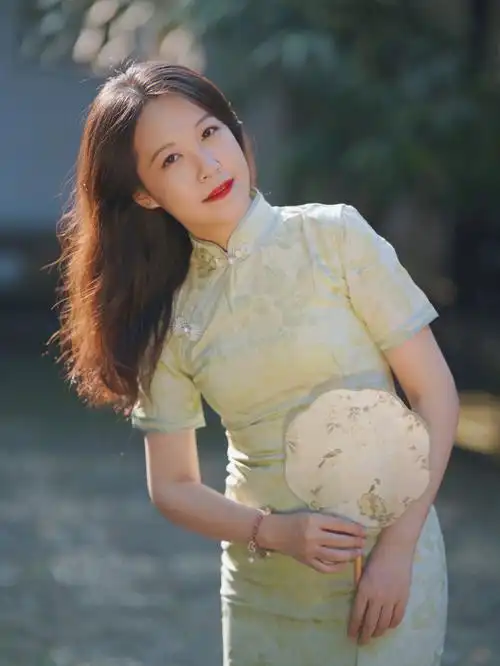 苏州约拍沧浪亭的小绿旗袍初次